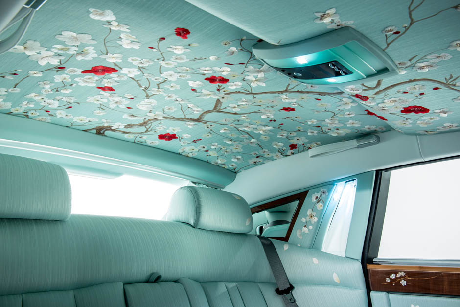 Hand-painted floral motifs in the Rolls-Royce Serenity Phantom P90174992_highRes_rolls-royce-bespoke-
