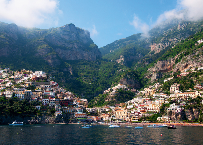 Colourful houses cling to the cliffs in Positano ds