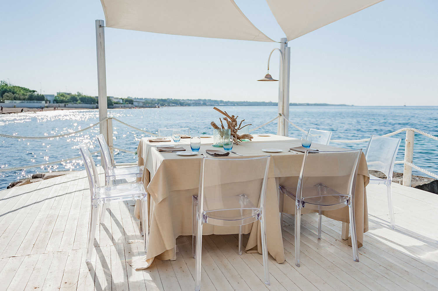 The hotel’s restaurant, serving fresh seafood with national and regional wines, enjoys sea breezes from the Adriatic