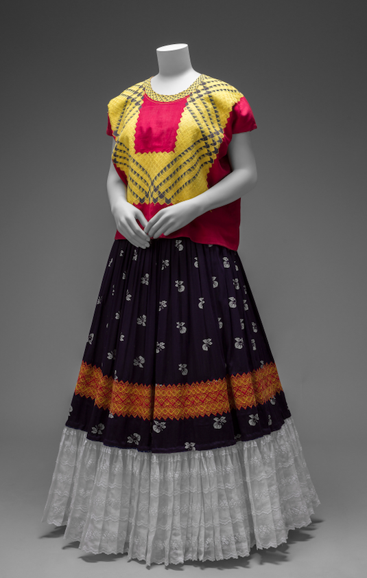Cotton huipil with machine-embroidered chain stitch; printed cotton skirt with embroidery and holán (ruffle) Museo Frida Kahlo