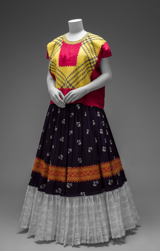 Cotton huipil with machine-embroidered chain stitch; printed cotton skirt with embroidery and holán (ruffle) Museo Frida Kahlo Cotton huipil with machine-embroidered chain stitch; printed cotton skirt with embroidery and holán (ruffle) Museo Frida Kahlo