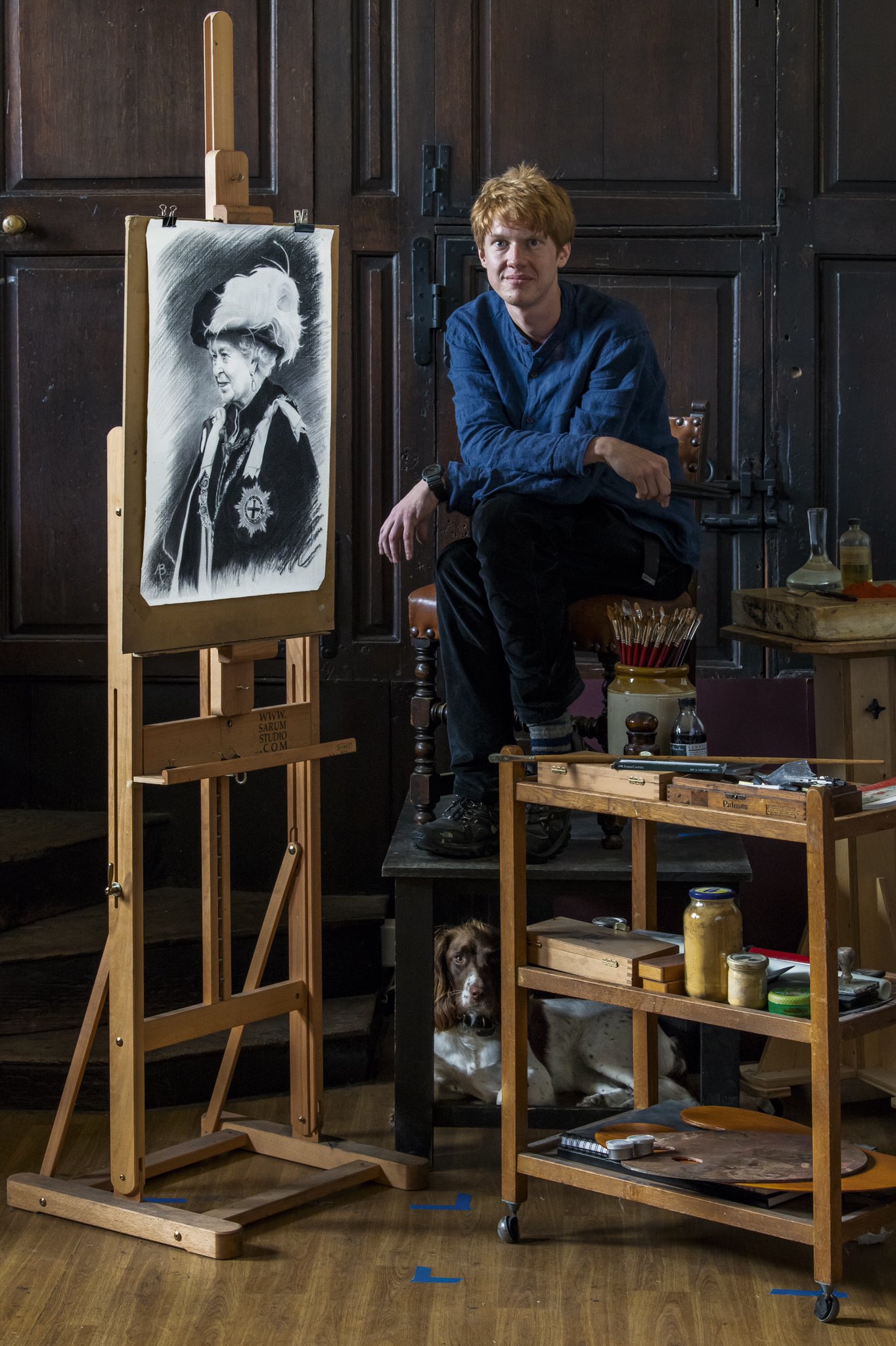 Alastair Barford 2015 preparing portrait of The Queen photo credit Julian Calder