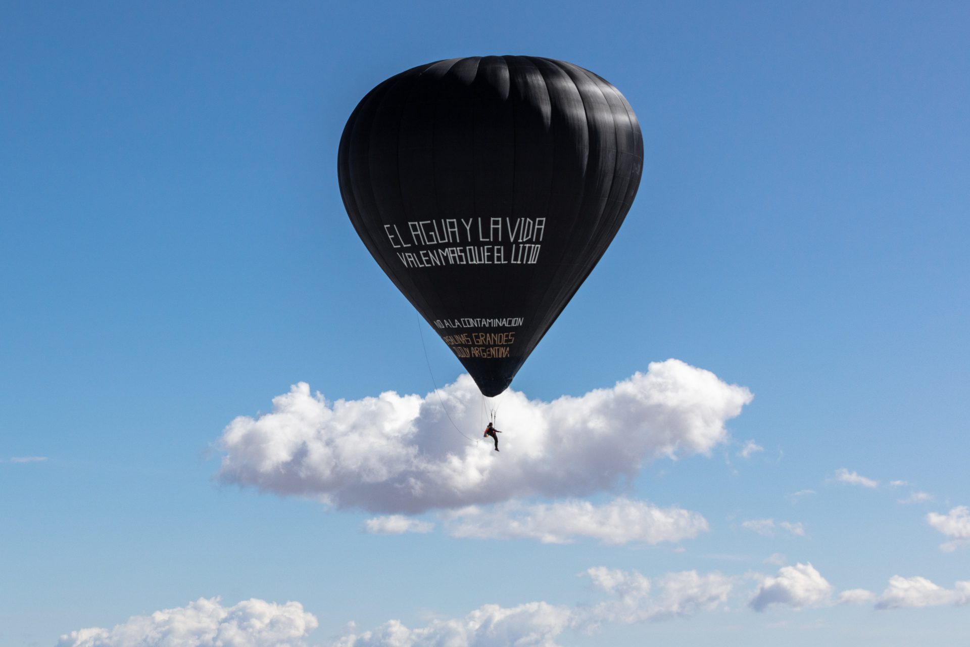 Fly with Aerocene Pacha, a project by Tomás Saraceno for an Aerocene era, was produced by the Aerocene Foundation and Studio Tomás Saraceno. Supported by Connect, BTS, curated by DaeHyung Lee Fly with Aerocene Pacha at the Serpentine Gallery