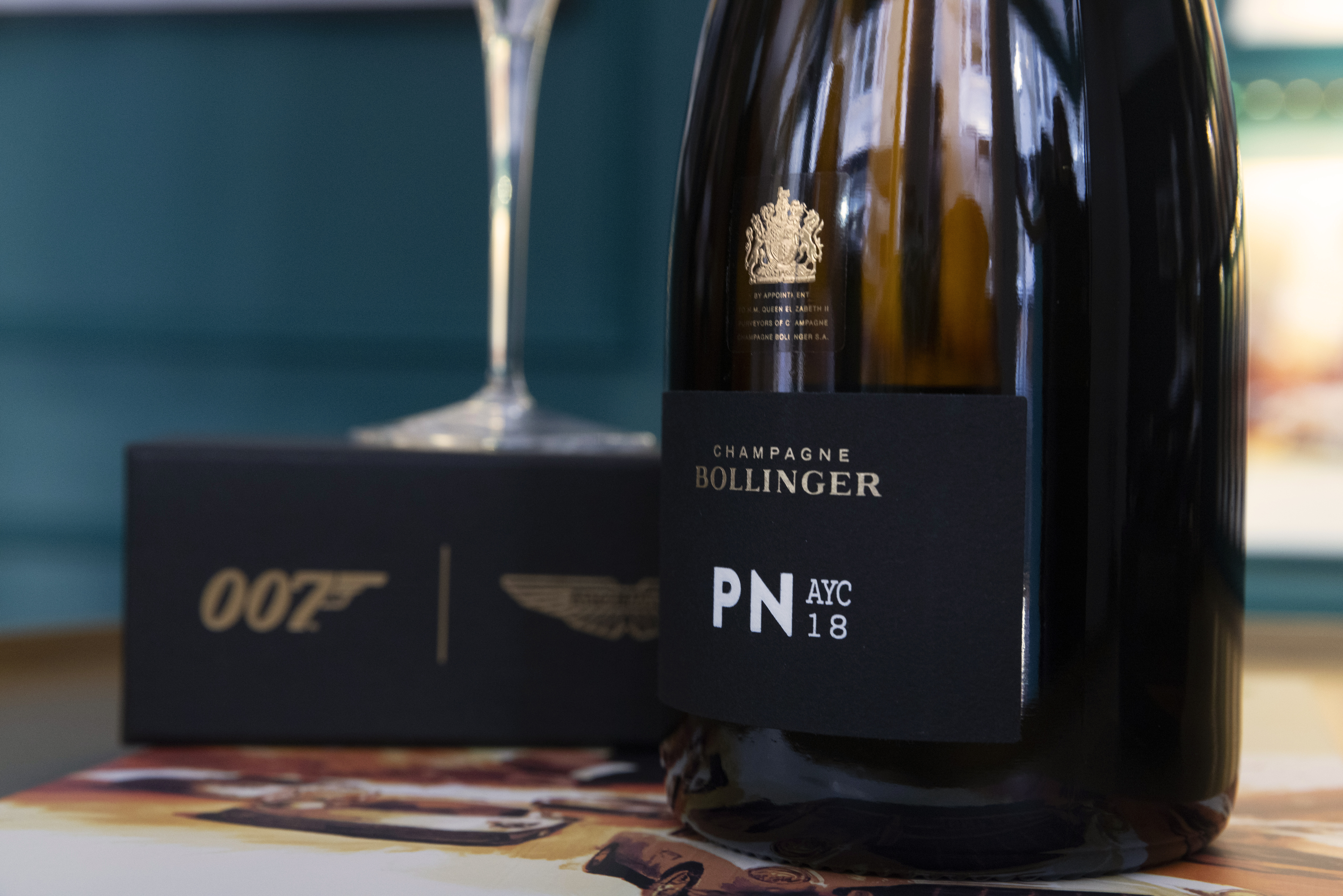House of Q - champagne and 007 box House of Q - champagne and 007 box