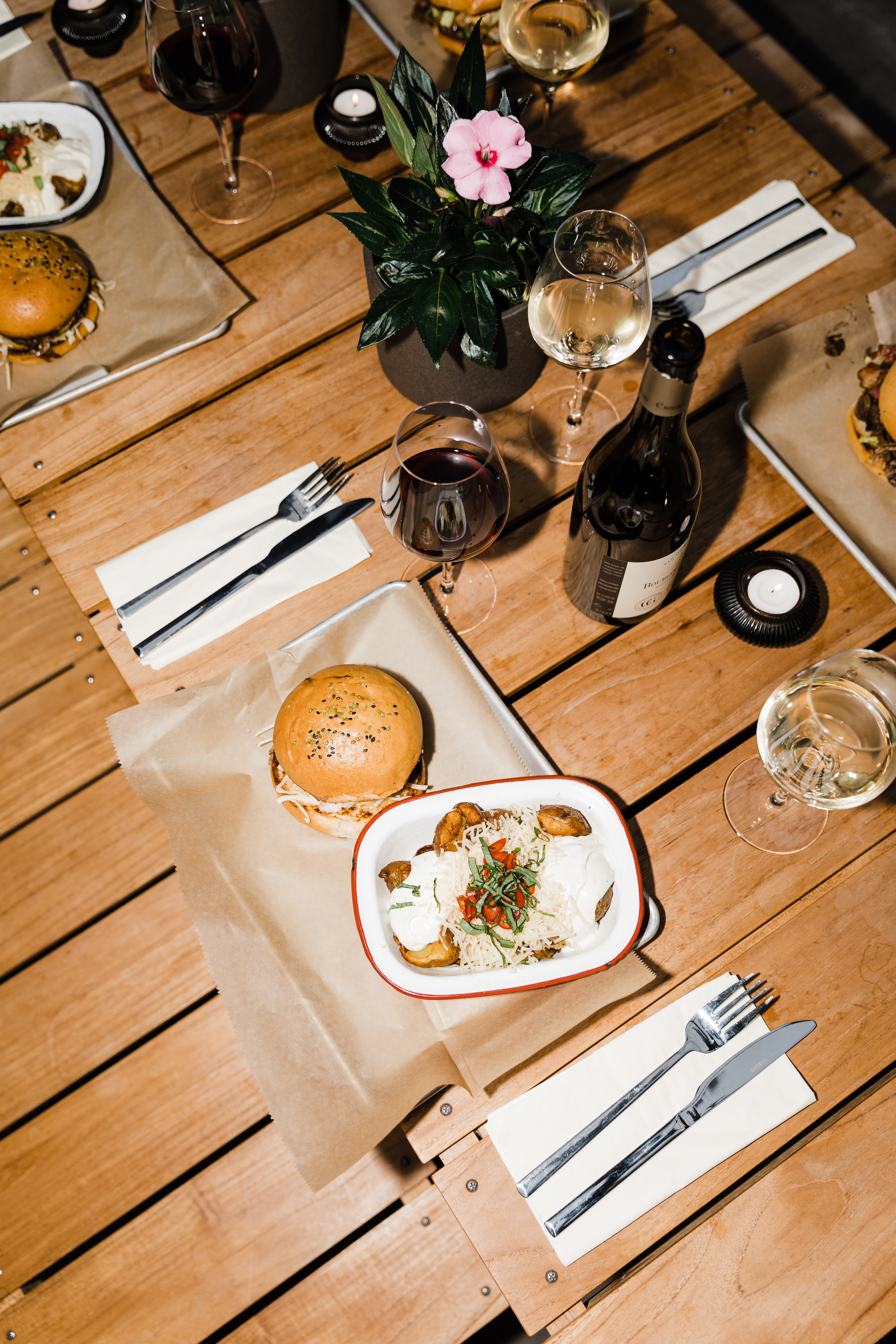 Hotel Exeter - Le Kock Hotel Exeter - burger and food on a wooden table in a white bowl