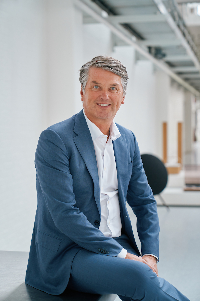 SPHERE FT Business of Luxury Summit Barcelona - Kristian Teär wearing a blue suit and a blue shirt