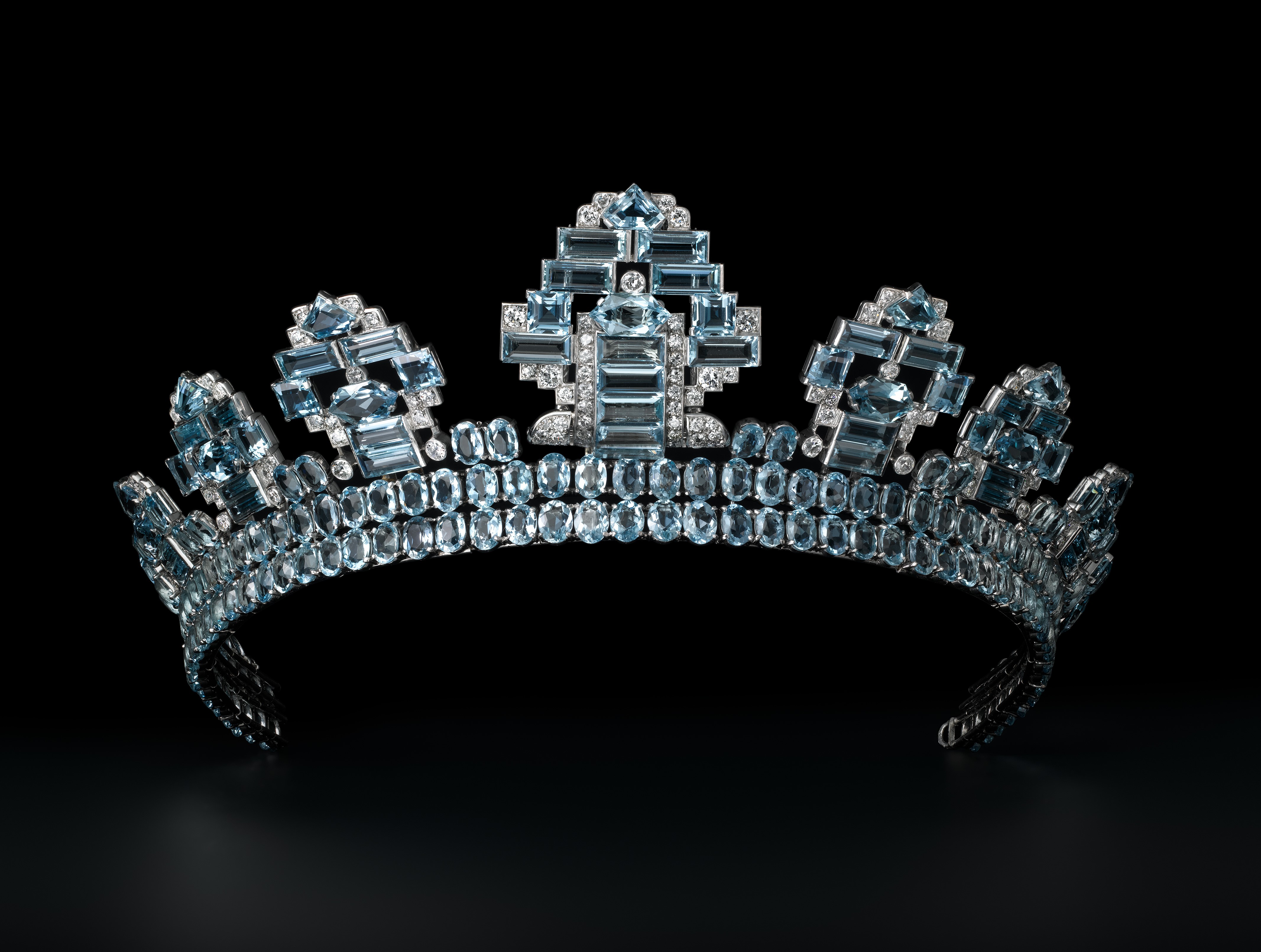 Cartier Tiara with aquamarine on display at the V&A.