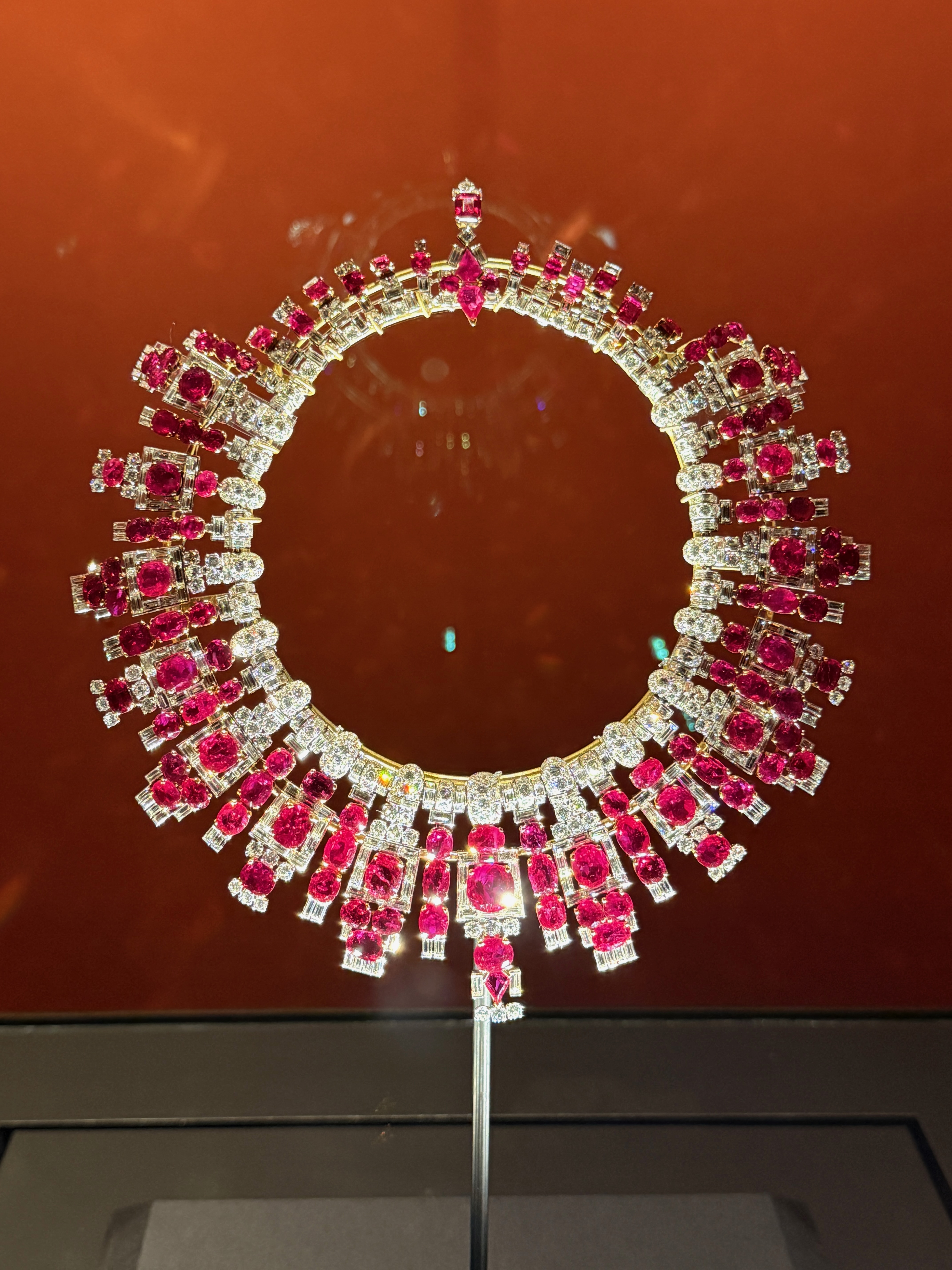Cartier structured circular necklace with diamonds and rubies commissioned by Maharaja of Nawananga on display at the V&A.