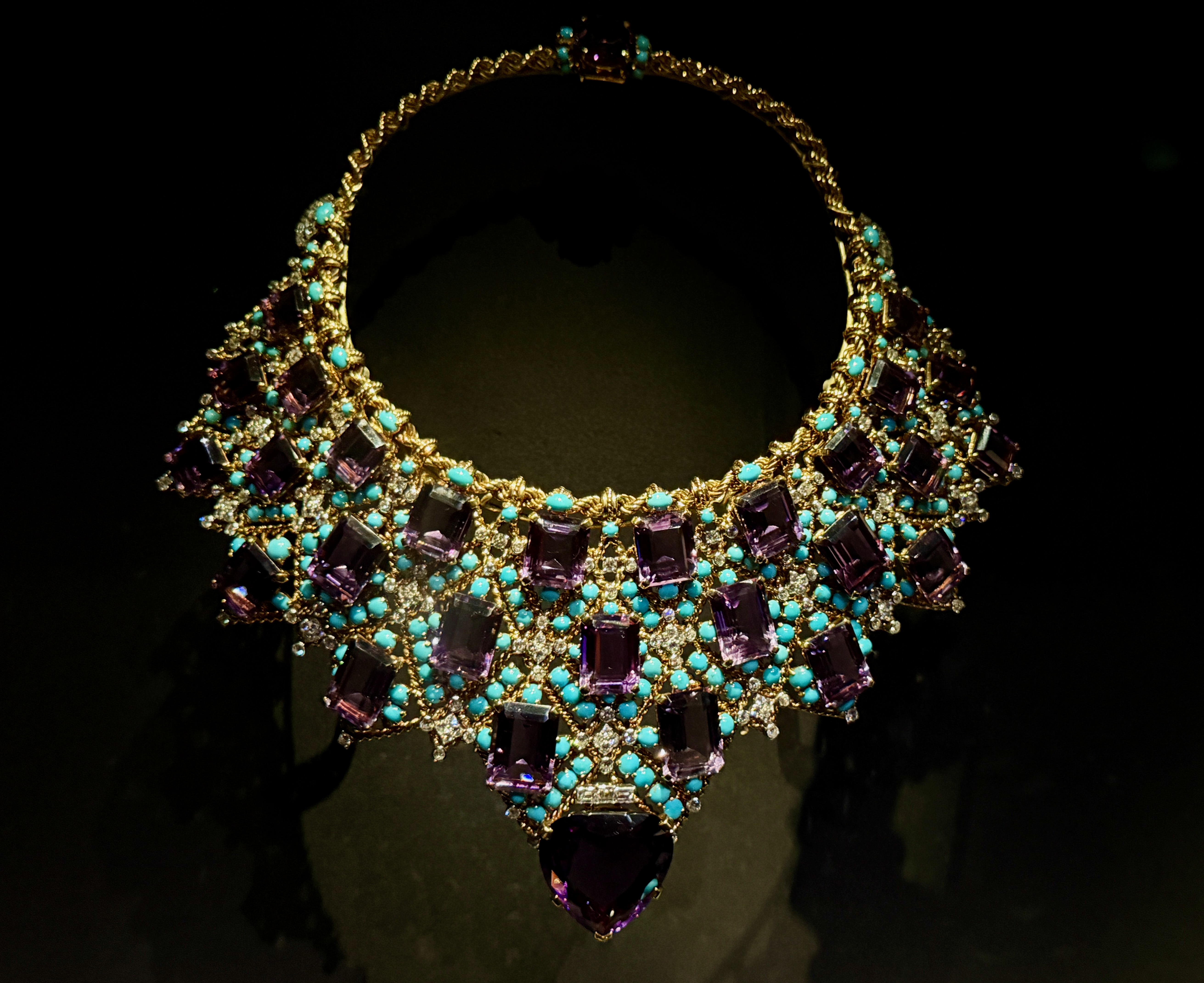Cartier Drapery necklace with amethysts and turquoises on display at the V&A.