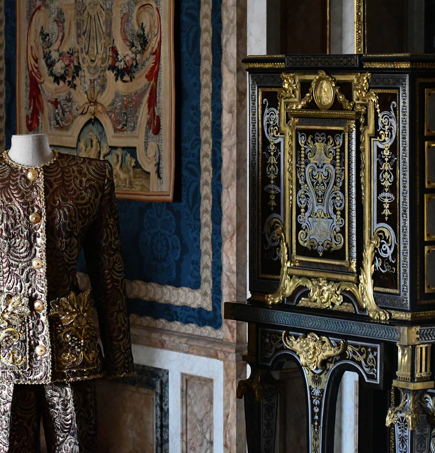 Embroidered ensemble from Givenchy's Autumn/Winter 1990–1991 Haute Couture collection by Hubert de Givenchy, displayed at the Louvre.