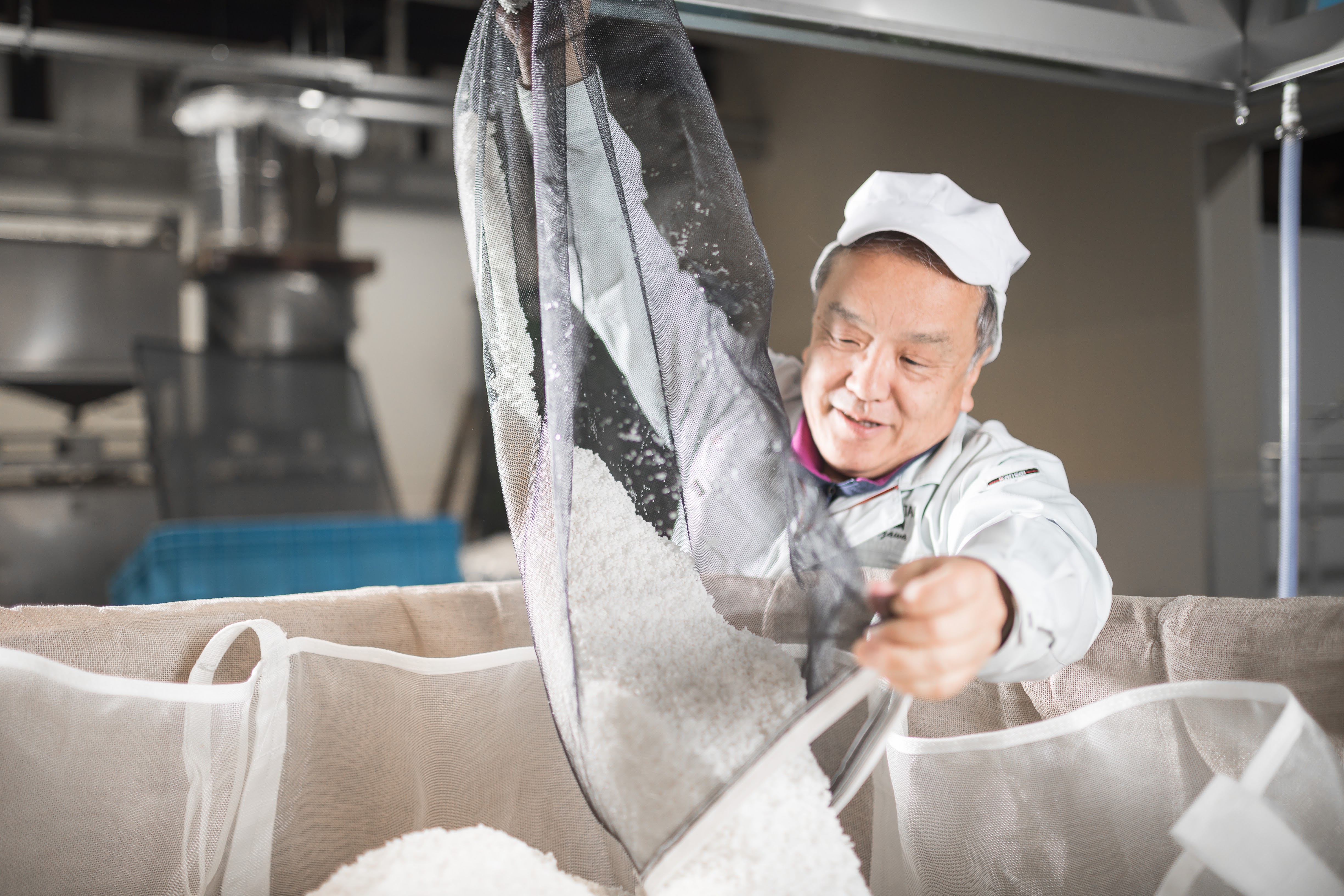 Kimio Yonezawa making sake, at Akashi Tai Brewery.