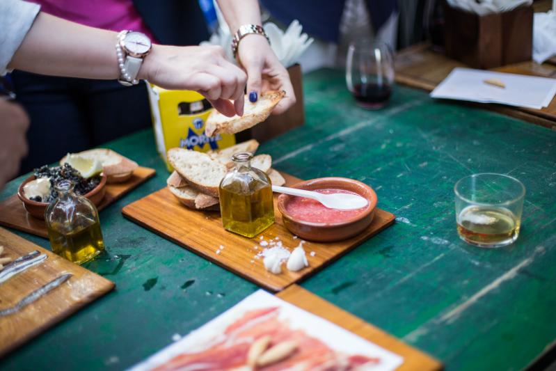 Olive oil tasting session at Mar de Olivos.