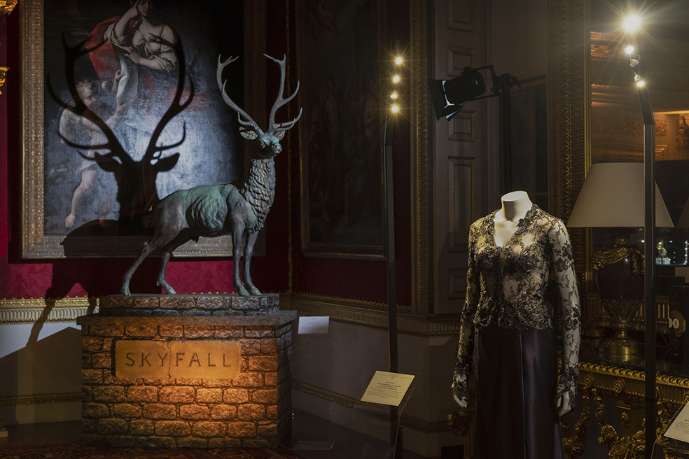 Champagne Bollinger 007 film items. 