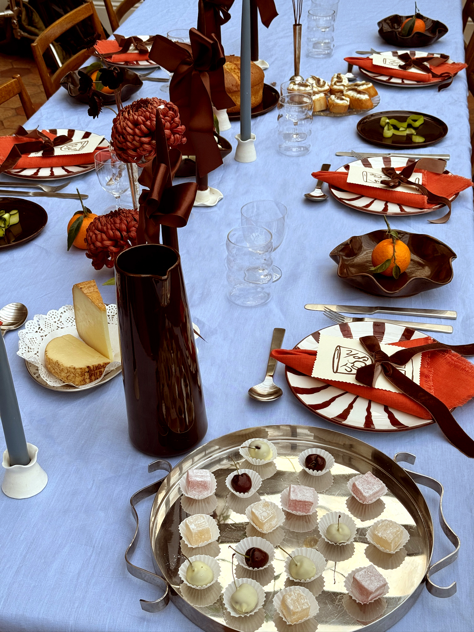 Tablescaping expert tips to hosting Christmas. 