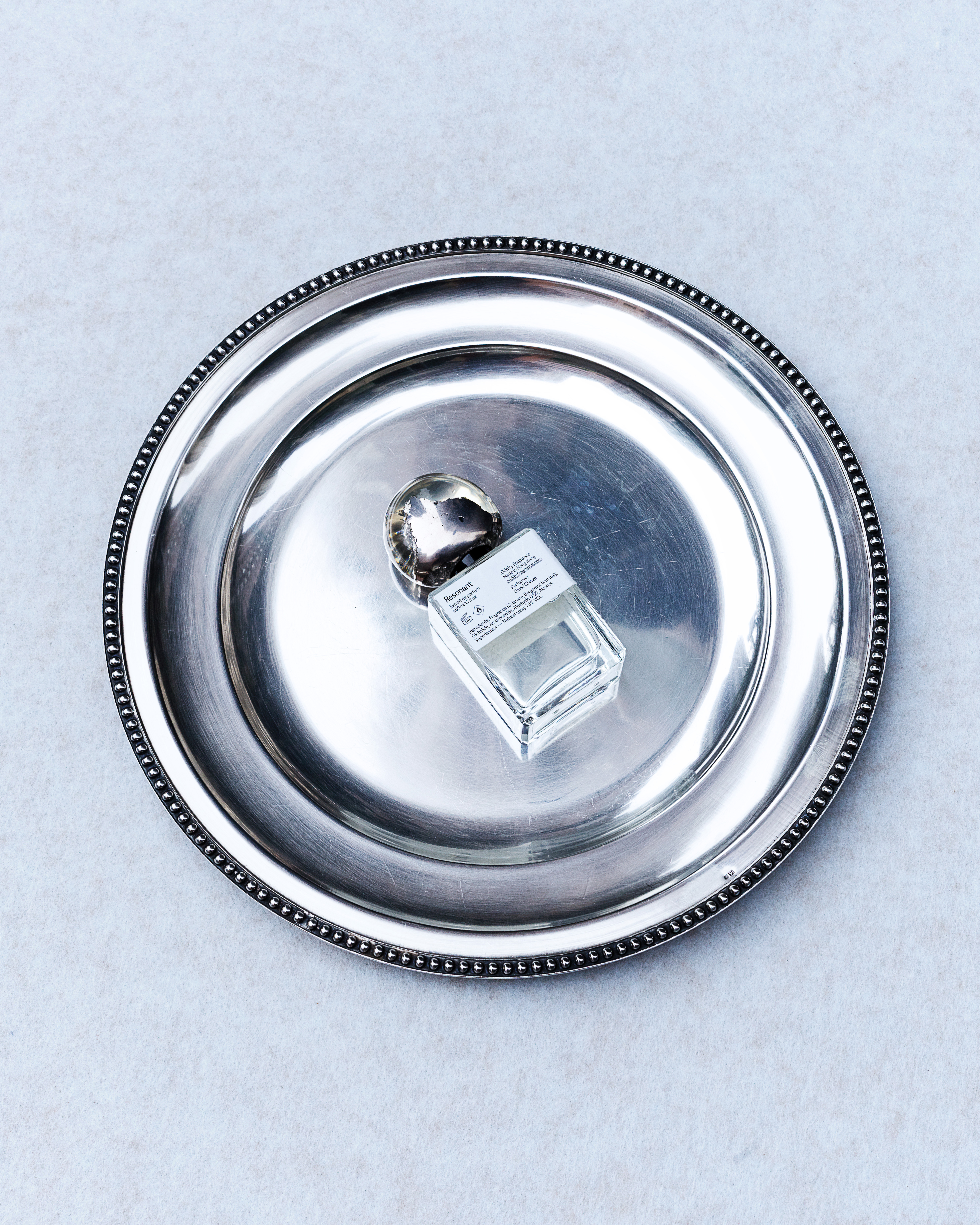 Resonant metallic perfumes.