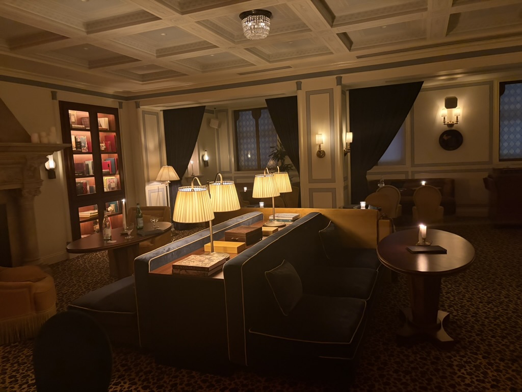 Living Room bar, New York Hotel.