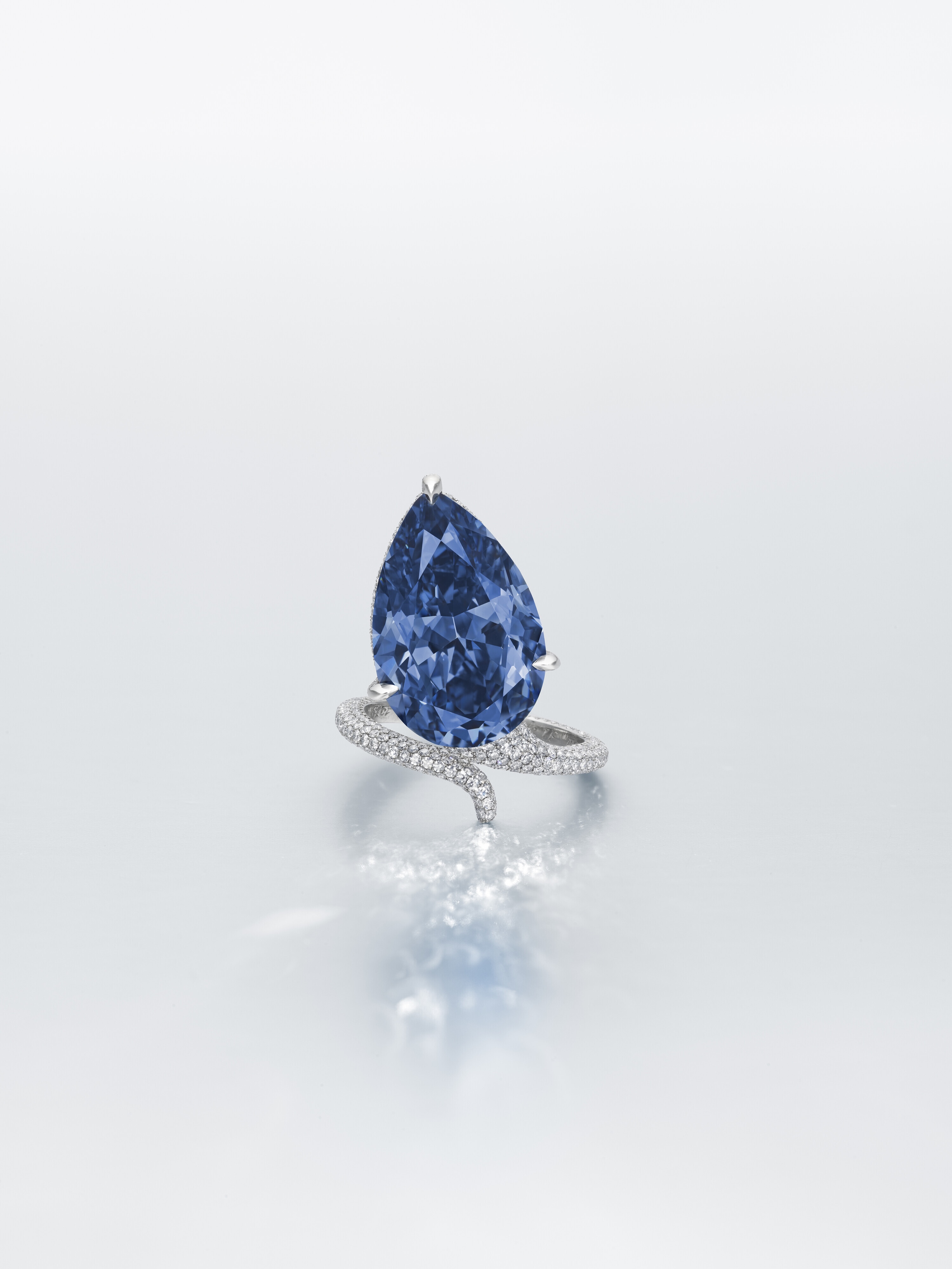 Luxury Auction - Mellon blue diamond.