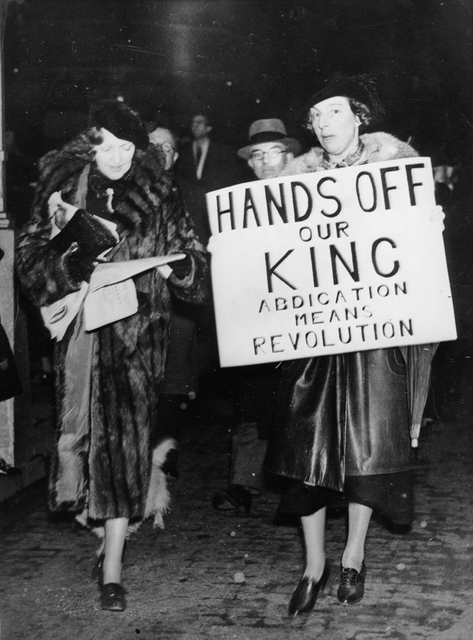 Demonstrators Queen Elizabeth II.