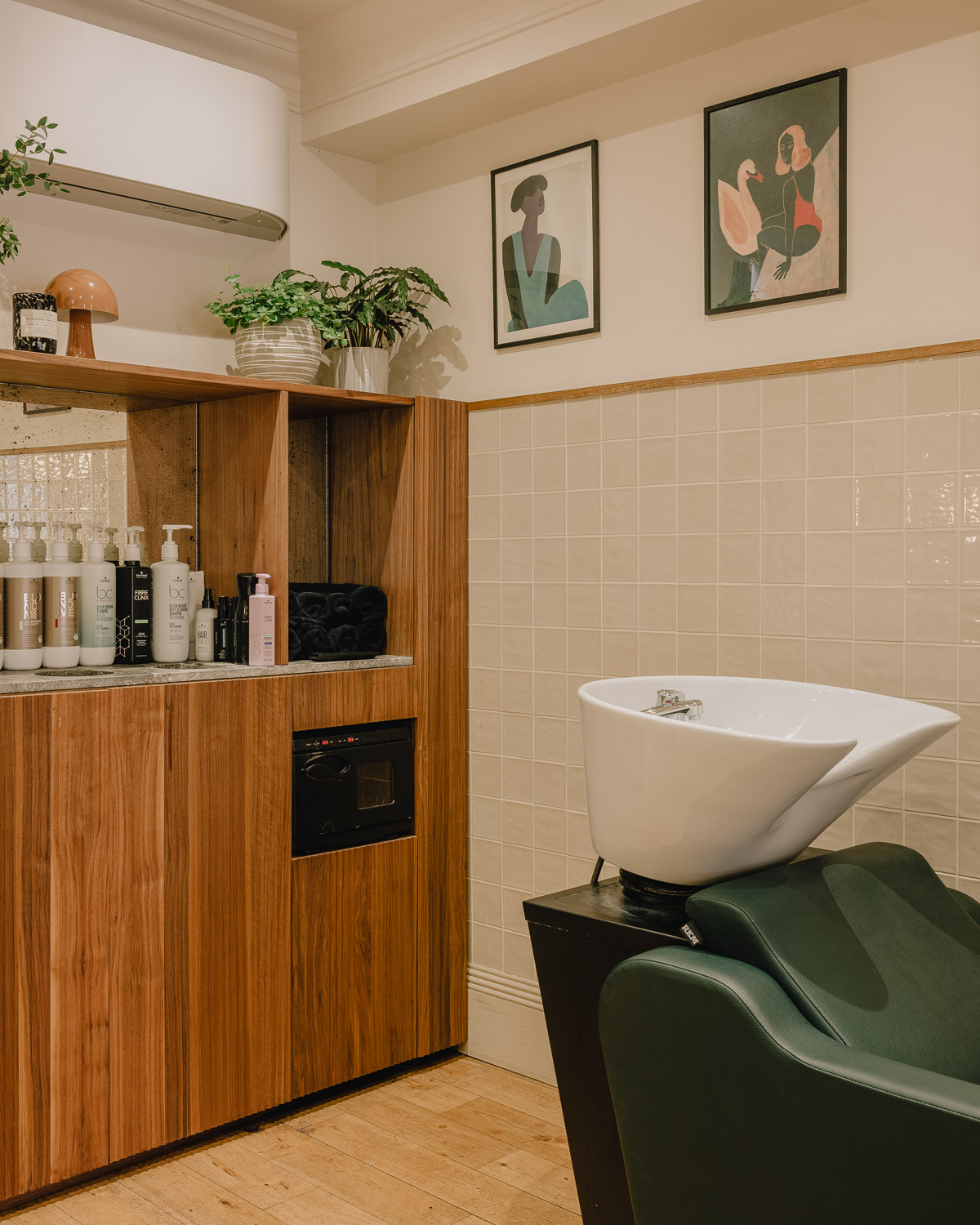 Wash basin, hair repair. 