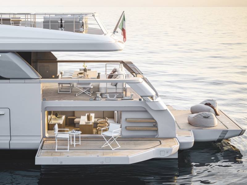 Profile view of the beach area of the Sanlorenzo SD132.