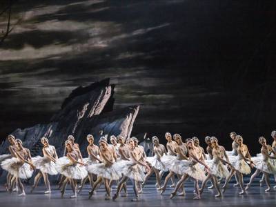 Ways to spend a day in London with your Mother - Swan Lake