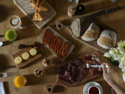 FEMALE CHEFS Elly Wentworth Jon Tonks