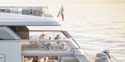 Profile view of the beach area of the Sanlorenzo SD132.