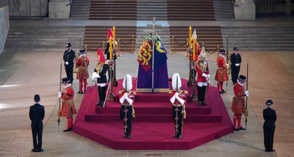 Her Majesty Queen Elizabeth who has died aged 96 lying in state