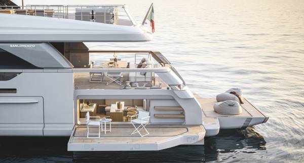 Profile view of the beach area of the Sanlorenzo SD132.